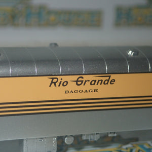 Walthers 932-55098 - Pullman-Standard Streamlined 72' Baggage Car Denver & Rio Grande Western(TM) (Smooth Sides, Four-Stripe, yellow, silver)