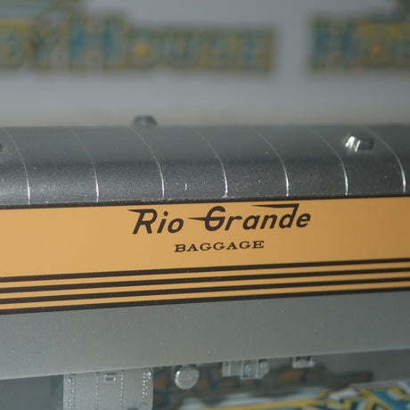 Walthers 932-55098 - Pullman-Standard Streamlined 72' Baggage Car Denver & Rio Grande Western(TM) (Smooth Sides, Four-Stripe, yellow, silver)