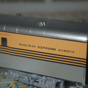 Walthers 932-55098 - Pullman-Standard Streamlined 72' Baggage Car Denver & Rio Grande Western(TM) (Smooth Sides, Four-Stripe, yellow, silver)