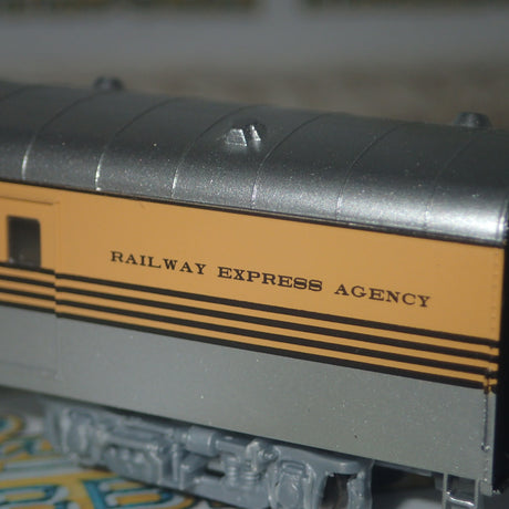 Walthers 932-55098 - Pullman-Standard Streamlined 72' Baggage Car Denver & Rio Grande Western(TM) (Smooth Sides, Four-Stripe, yellow, silver)