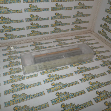 Walthers 932-55098 - Pullman-Standard Streamlined 72' Baggage Car Denver & Rio Grande Western(TM) (Smooth Sides, Four-Stripe, yellow, silver)