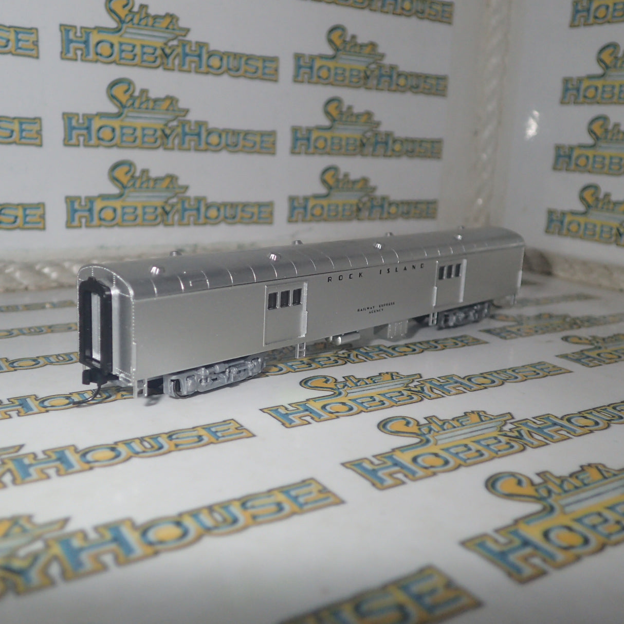 Walthers 932-55100 - 72' Pullman-Standard Baggage Car w/Smooth Sides - Rock Island (silver)