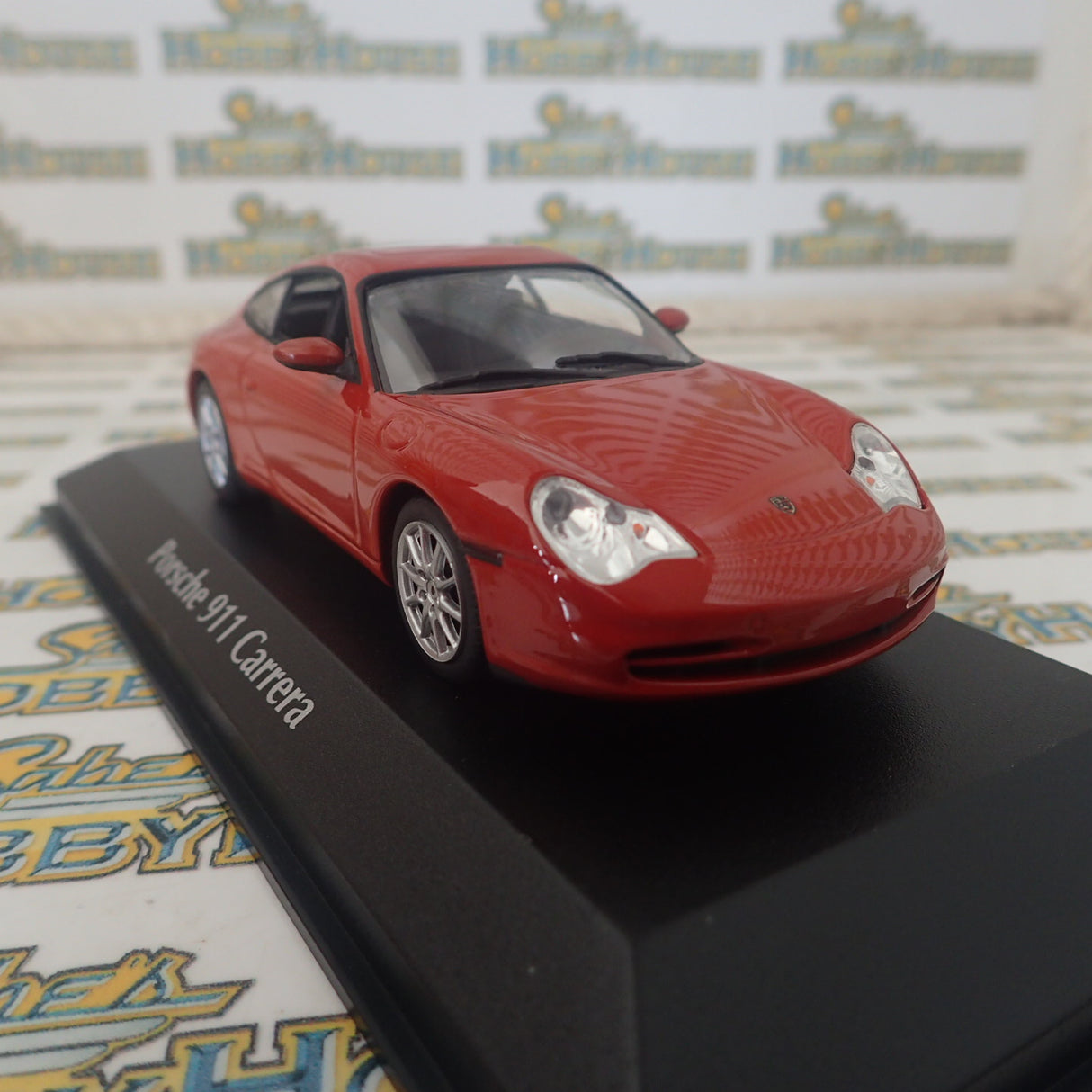 Maxichamps - 1/43 Scale - Porsche 911 Carrera 2001 in Orange Red Metallic Scale Model Replica