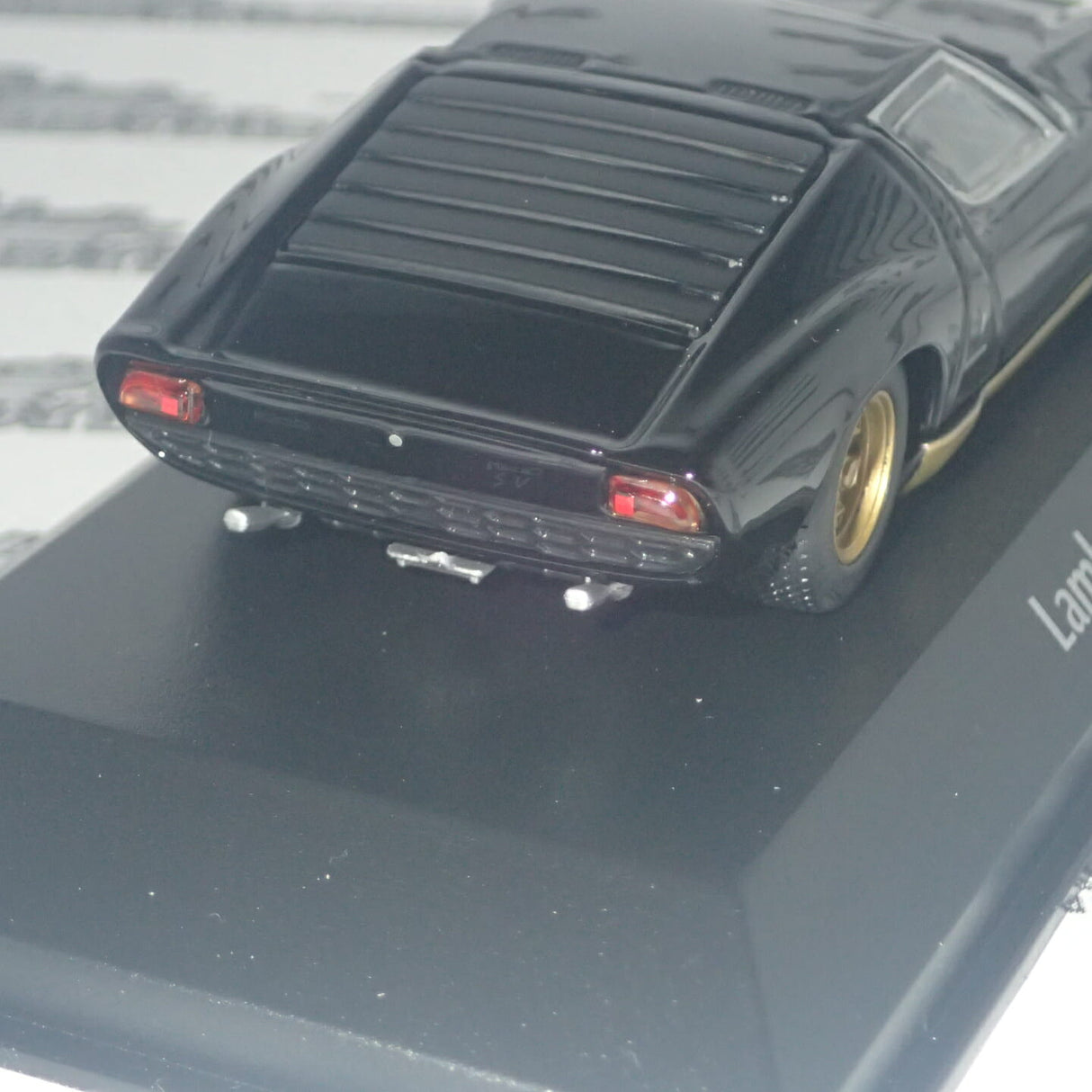 Maxichamps 940 103000 - 1/43 Scale Lamborghini Miura 1966 in Black Scale Model Replica crack in display case