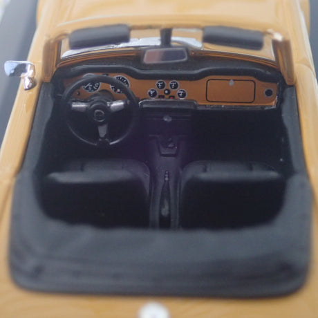 Maxichamps - 1/43 Scale - Triumph TR6 1968 in Orange Scale Model Replica