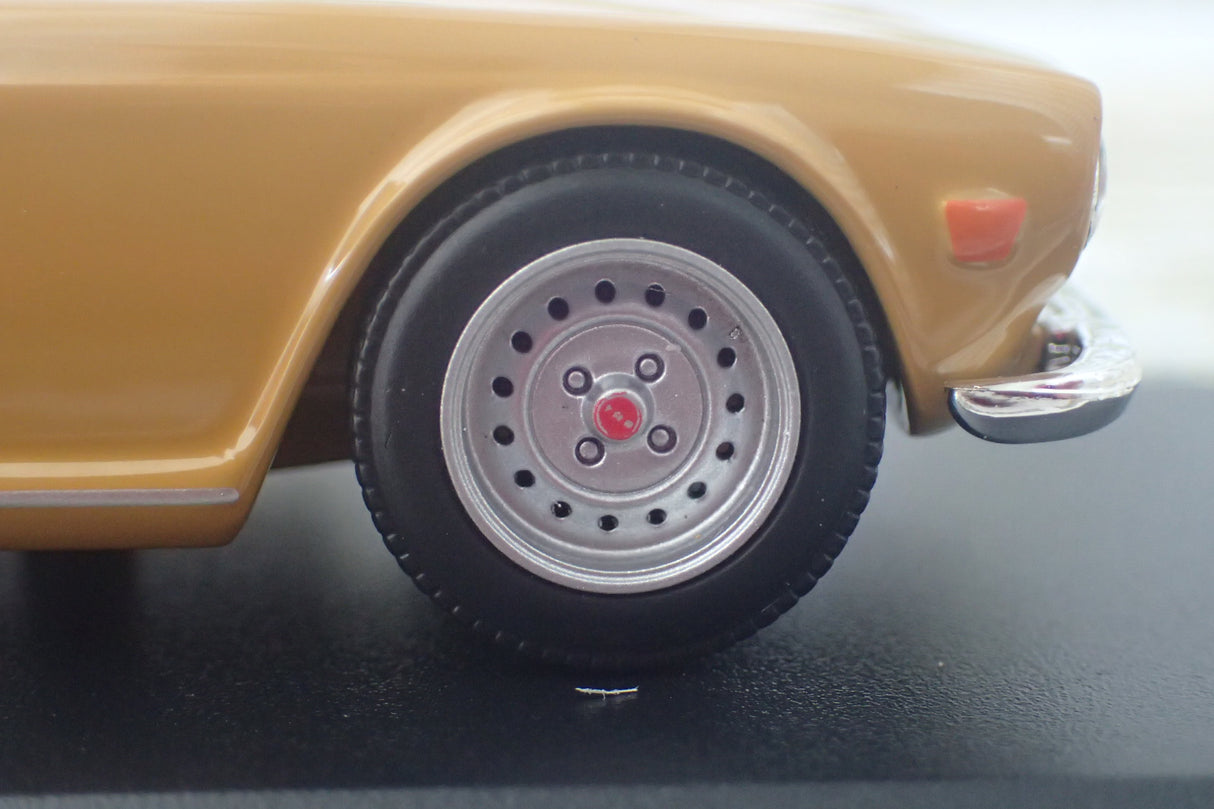 Maxichamps - 1/43 Scale - Triumph TR6 1968 in Orange Scale Model Replica