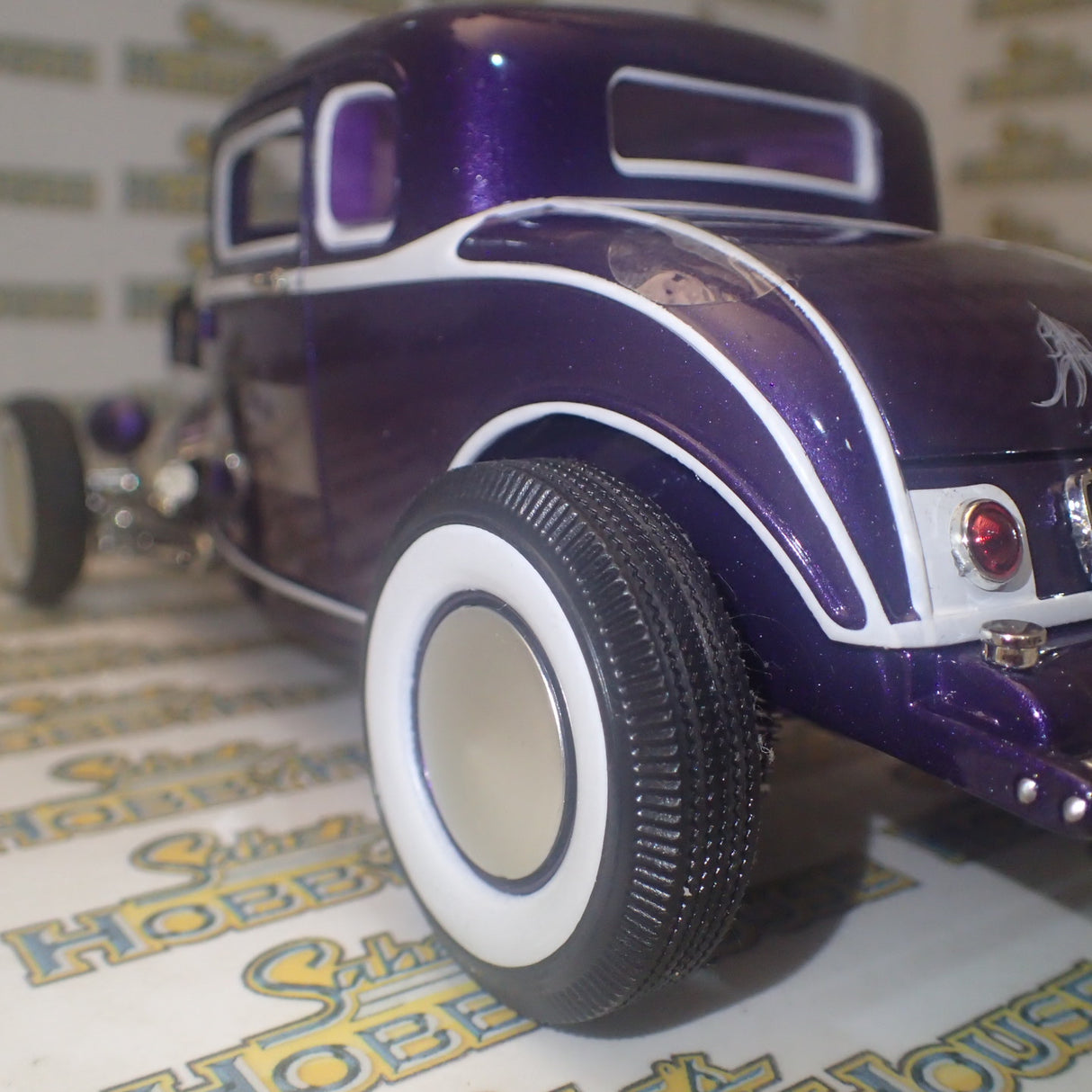 ACME A1805009 - 1/18 Scale - Grand National Deuce Series 1932 Ford Five Window Release No.4 Diecast Model Replica