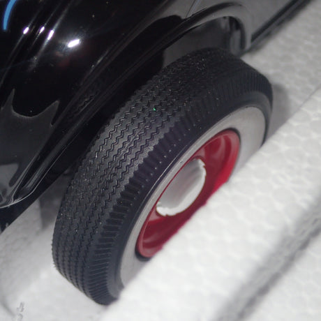 ACME A1805022 - 1/18 Scale 1932 Ford Blown 5 Window w/ Rat Fink figure Diecast Scale Model Replica