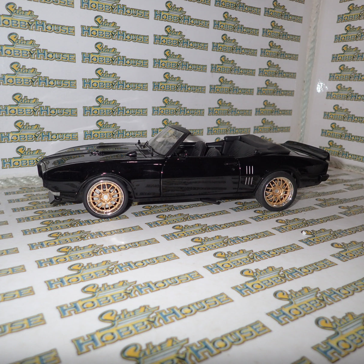 Acme - 1/18 Scale - A1805215 1968 PONTIAC FIREBIRD CONVERTIBLE RESTOMOD Diecast Scale Model Replica