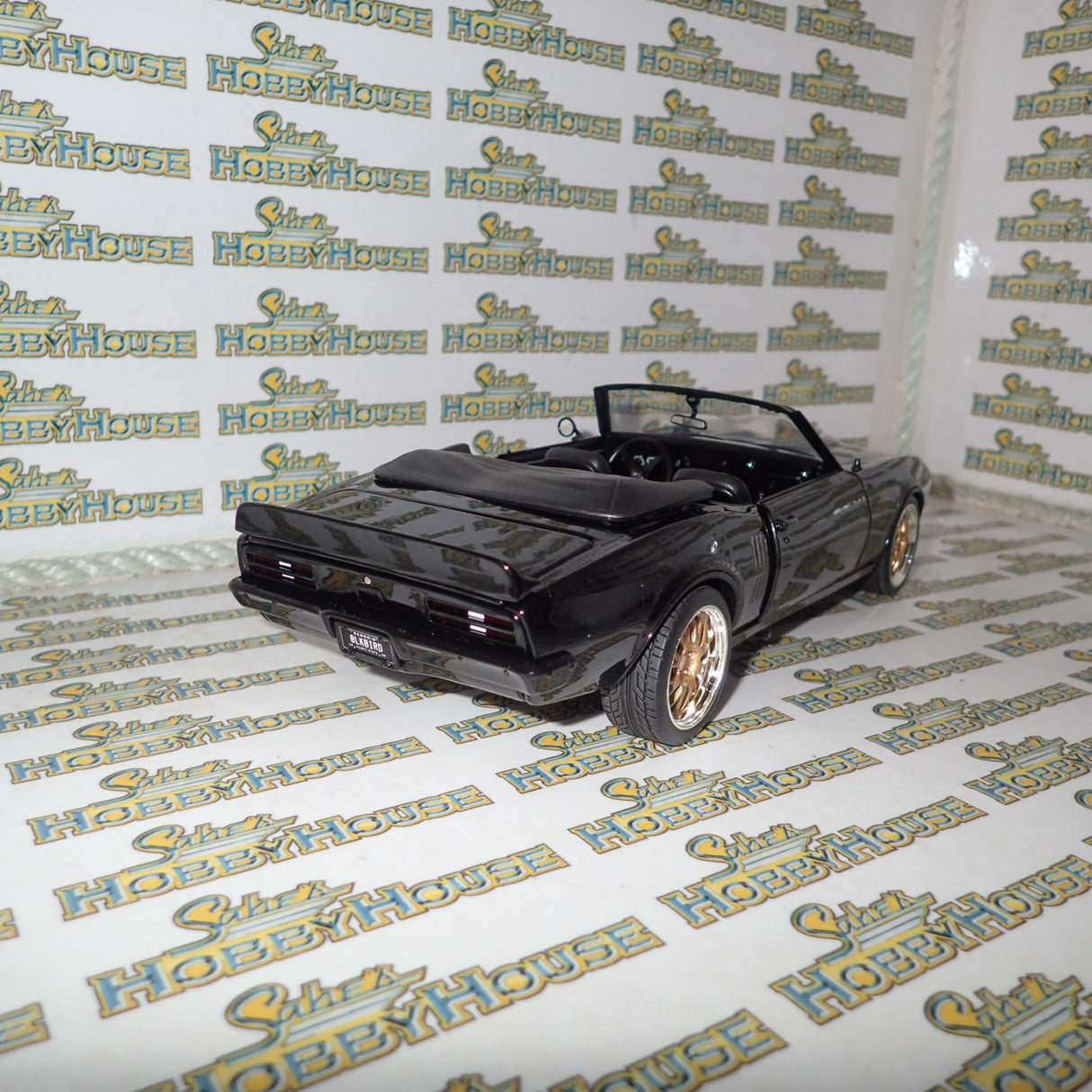 Acme - 1/18 Scale - A1805215 1968 PONTIAC FIREBIRD CONVERTIBLE RESTOMOD Diecast Scale Model Replica
