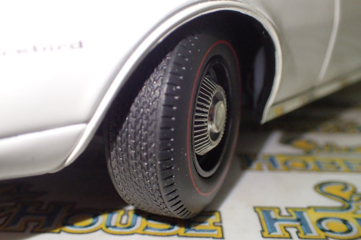 Acme A1805220 - 1/18 Scale 1968 Pontiac Firebird First Ram Air II Die-cast Model Replica