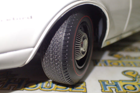 Acme A1805220 - 1/18 Scale 1968 Pontiac Firebird First Ram Air II Die-cast Model Replica