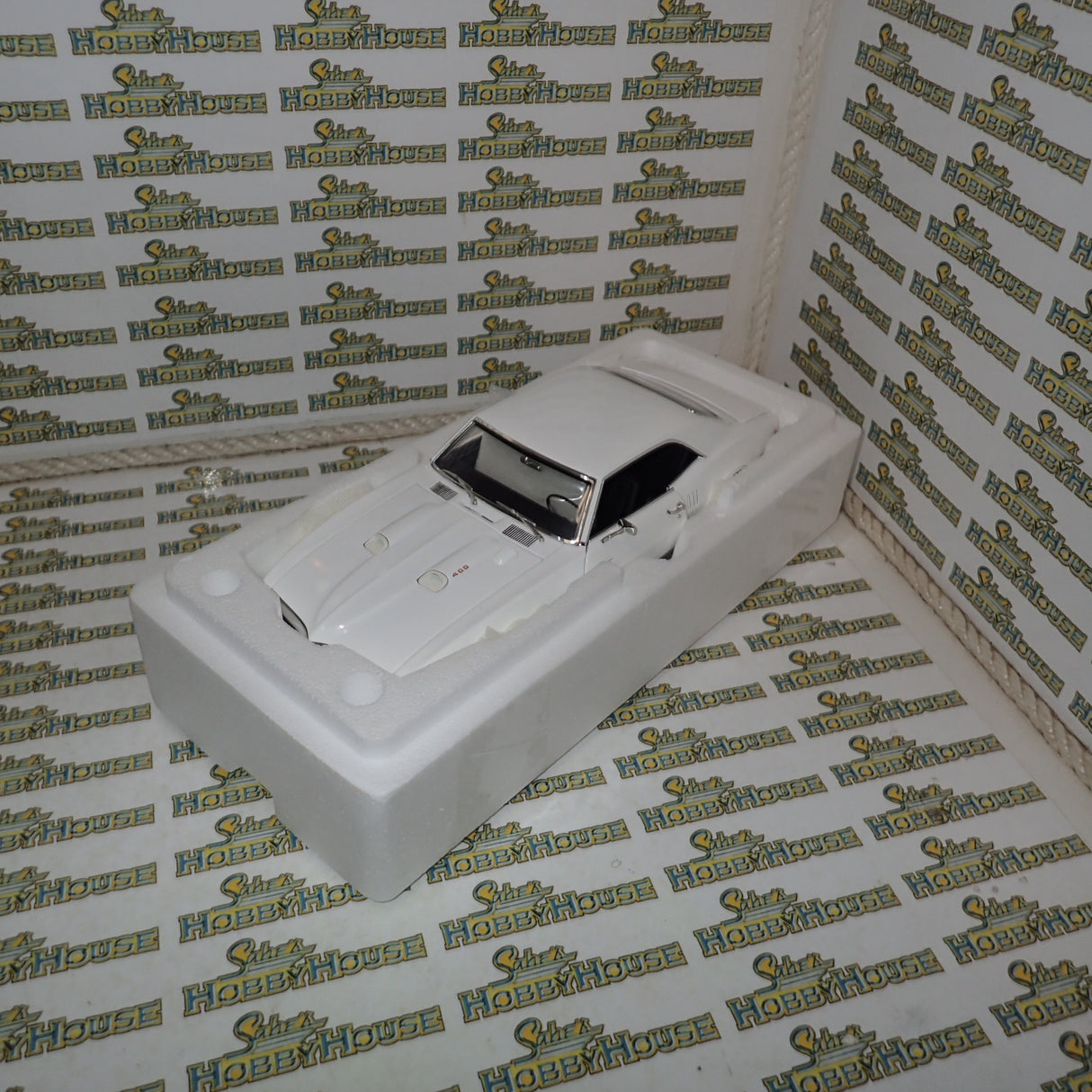 Acme A1805220 - 1/18 Scale 1968 Pontiac Firebird First Ram Air II Die-cast Model Replica