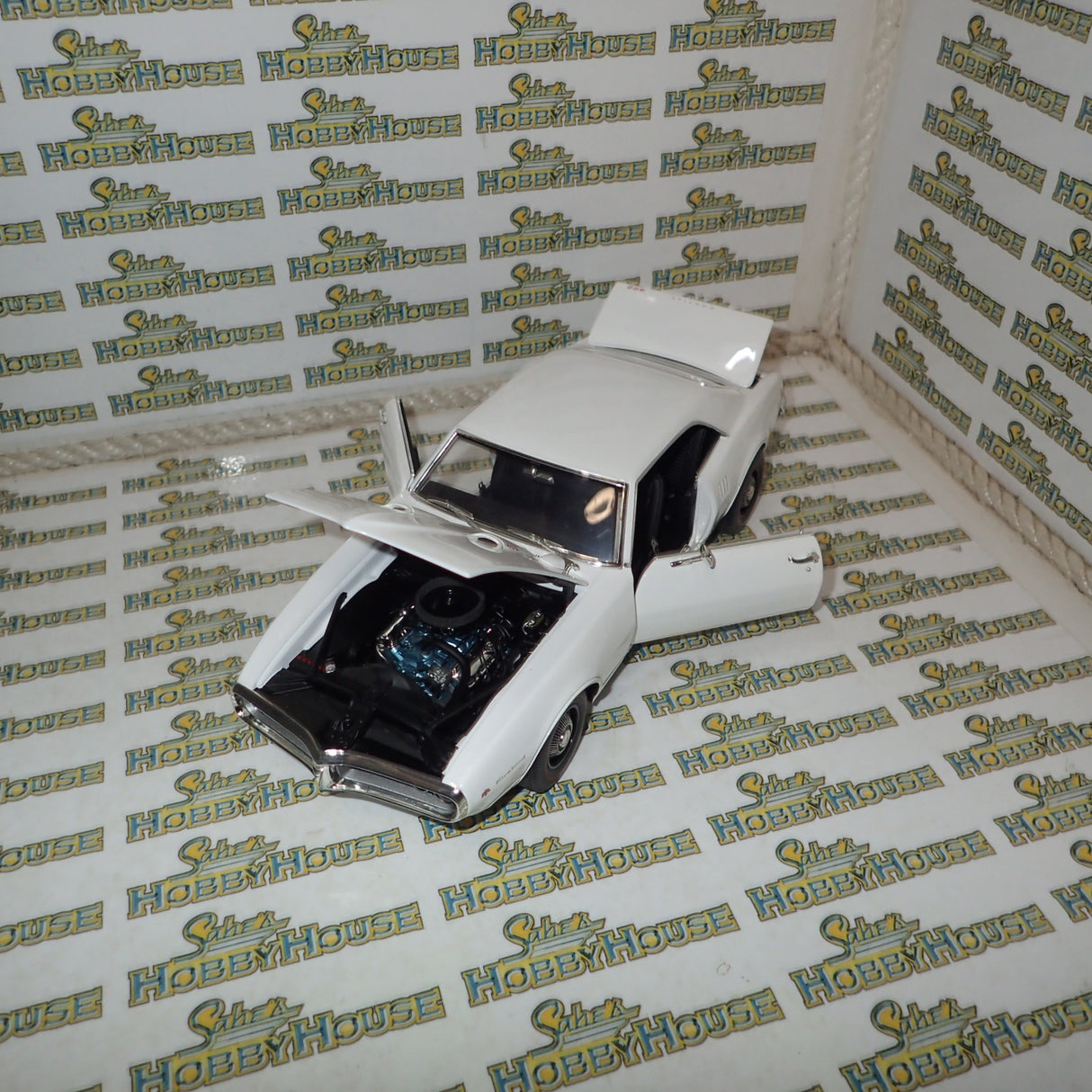 Acme A1805220 - 1/18 Scale 1968 Pontiac Firebird First Ram Air II Die-cast Model Replica