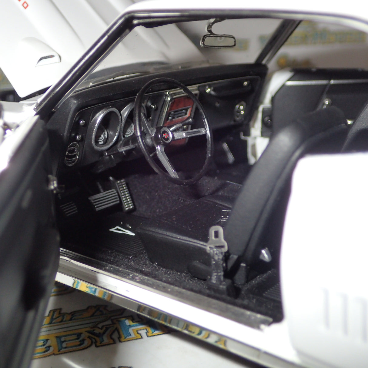 Acme A1805220 - 1/18 Scale 1968 Pontiac Firebird First Ram Air II Die-cast Model Replica