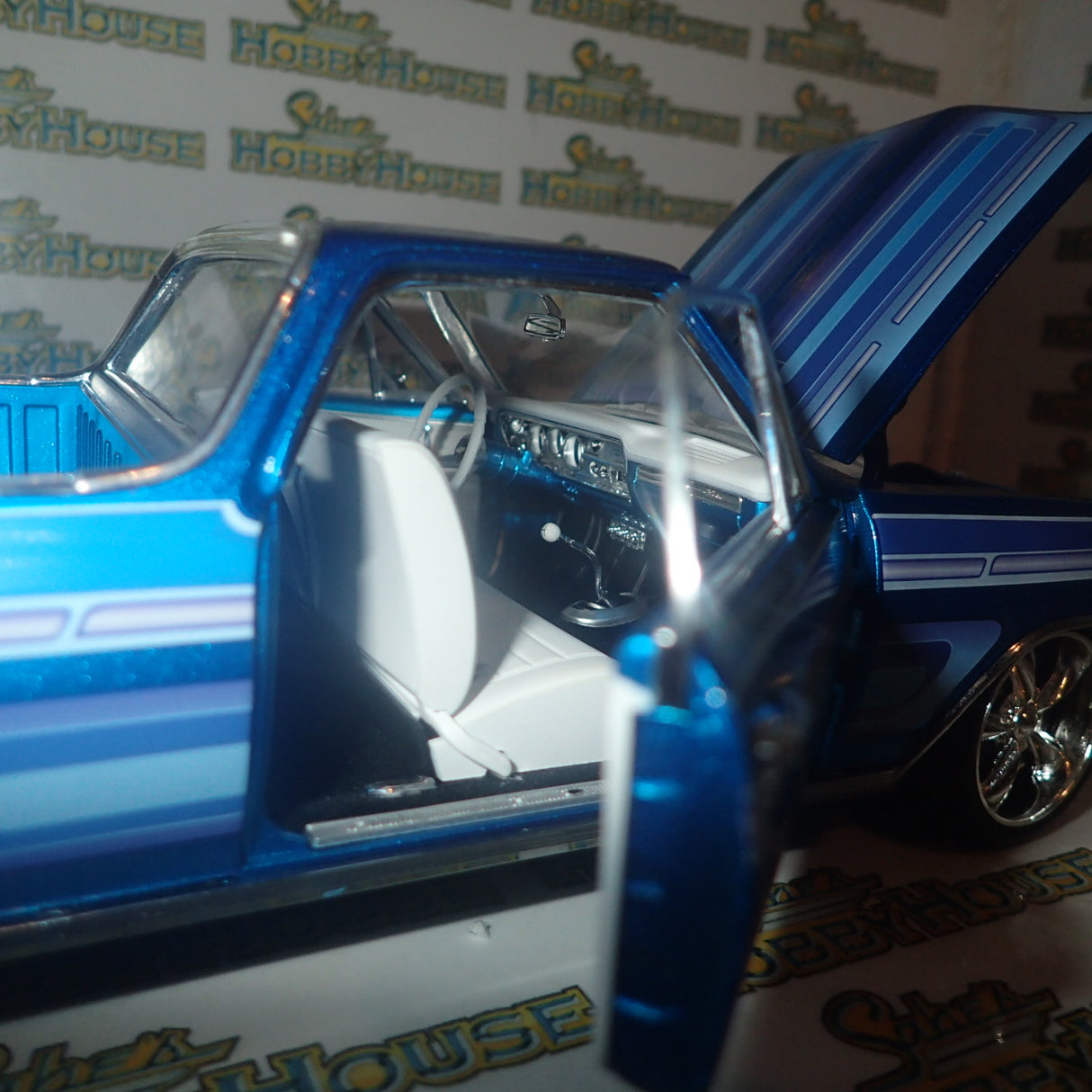 ACME A1805414 - 1/18 Scale 1965 CHEVROLET EL CAMINO SOUTHERN KINGS CUSTOMS Diecast Scale Model Replica