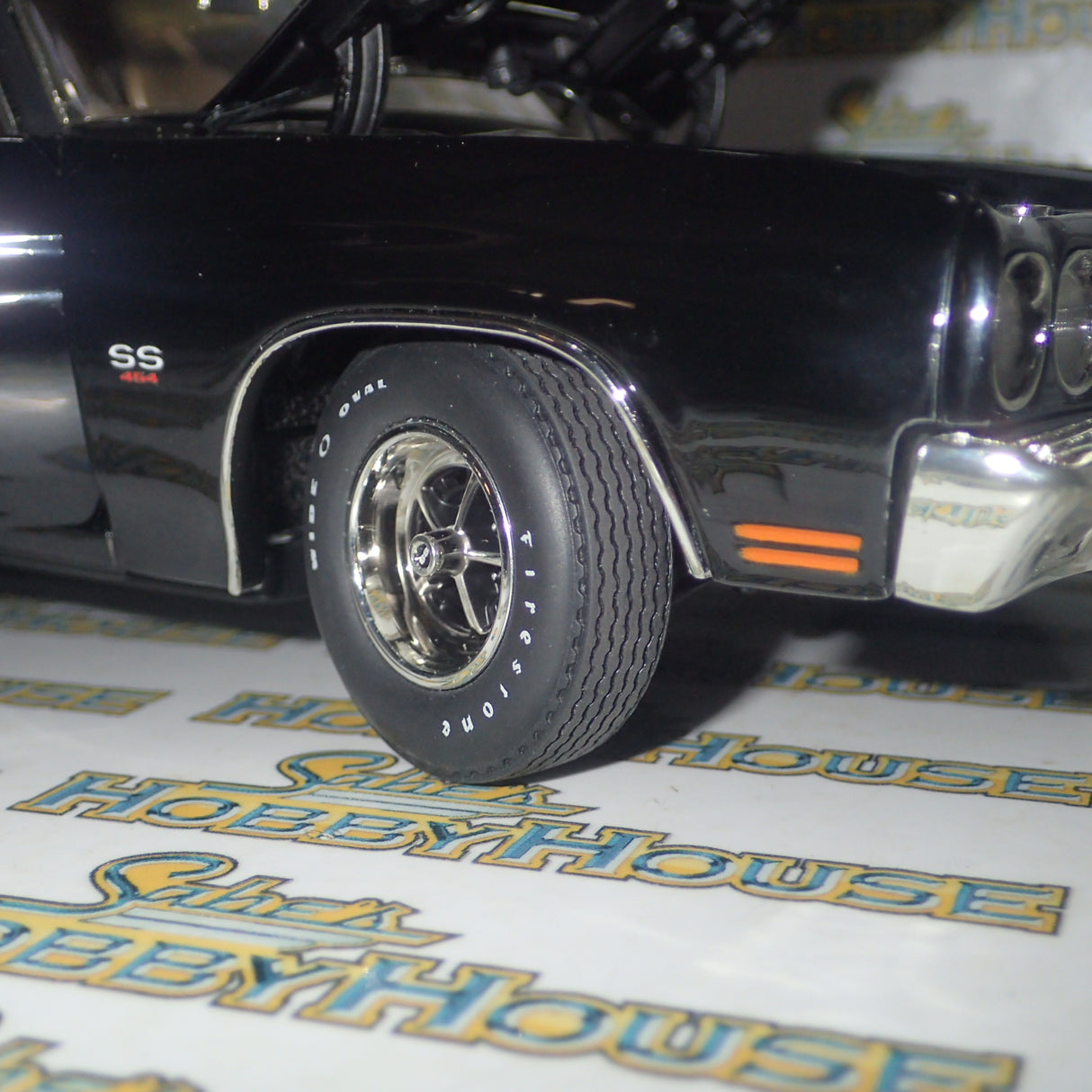 ACME A1805527 - 1/18 Scale 1970 Chevrolet Chevelle SS 454 Die-cast Model