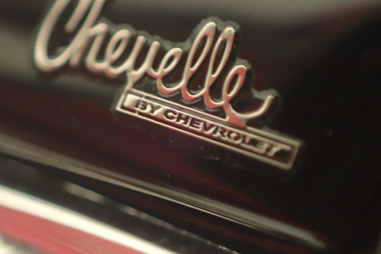 ACME A1805527 - 1/18 Scale 1970 Chevrolet Chevelle SS 454 Die-cast Model