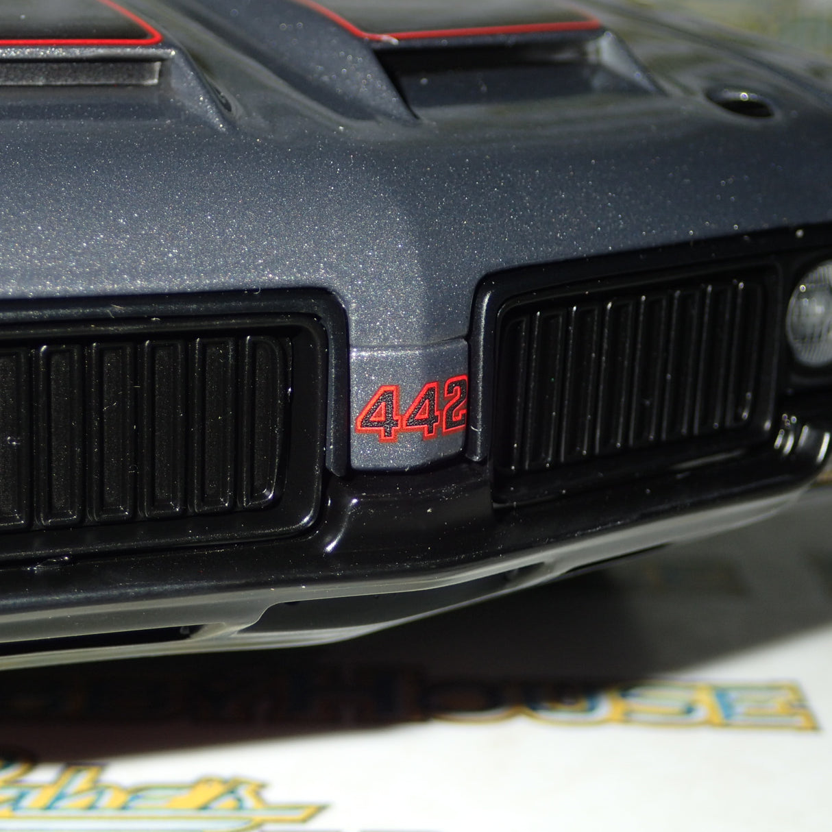 ACME A1805617 - 1/18 Scale - 1970 OLDSMOBILE 442 STREET FIGHTER Diecast Scale Model Replica