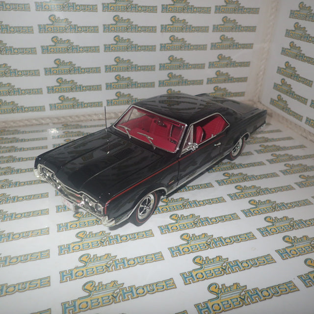 ACME A1805622 - 1/18 Scale 1967 OLDSMOBILE 442 Diecast Scale Model Replica