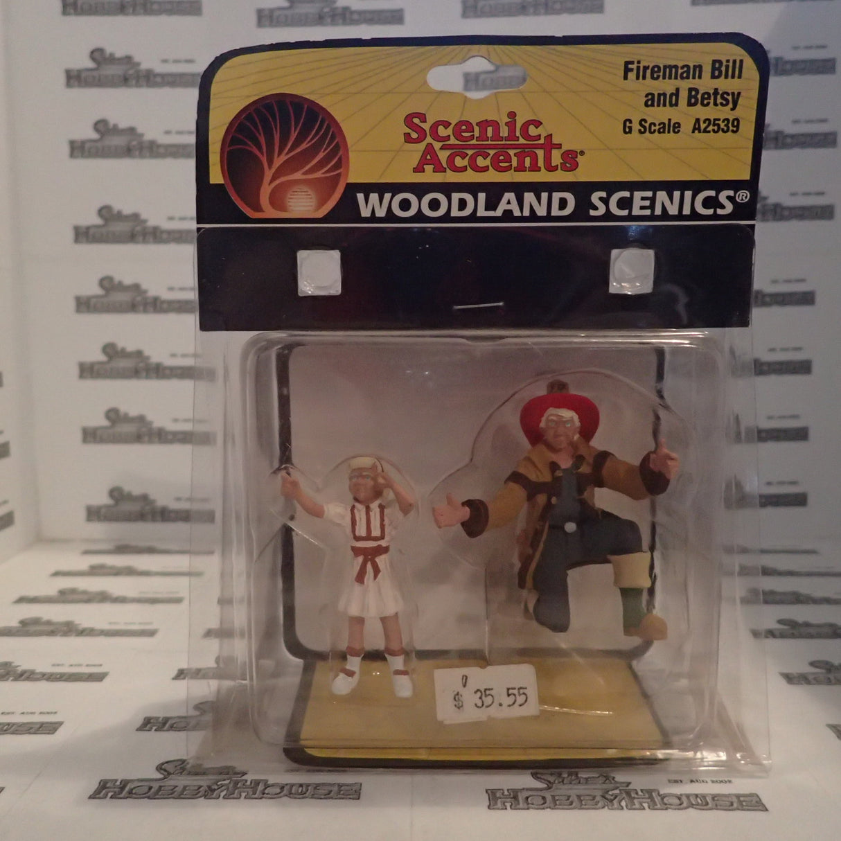 Woodland Scenics - Scenic Accents A2539 - G Scale - Fireman Bill and Betsy Plastic Figures