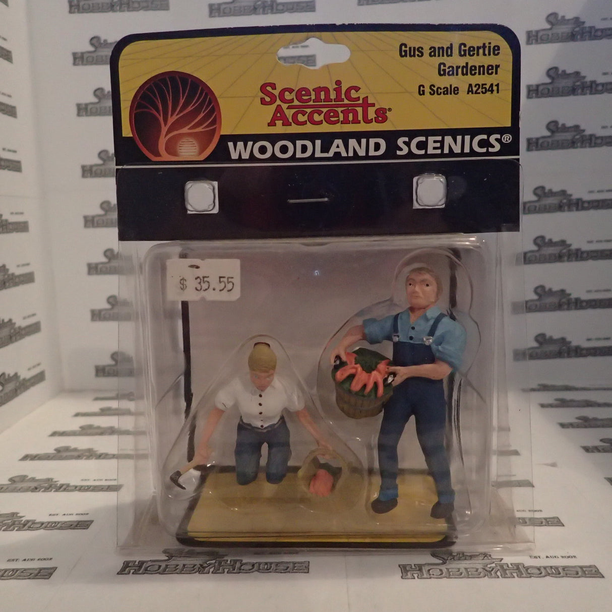 Woodland Scenics - Scenic Accents A2541 - G Scale - Gus and Gertie Gardener Plastic Figures