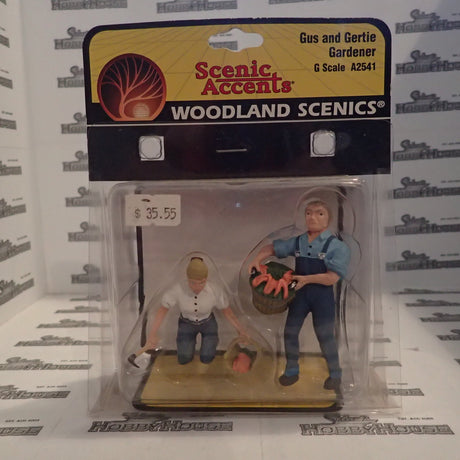 Woodland Scenics - Scenic Accents A2541 - G Scale - Gus and Gertie Gardener Plastic Figures