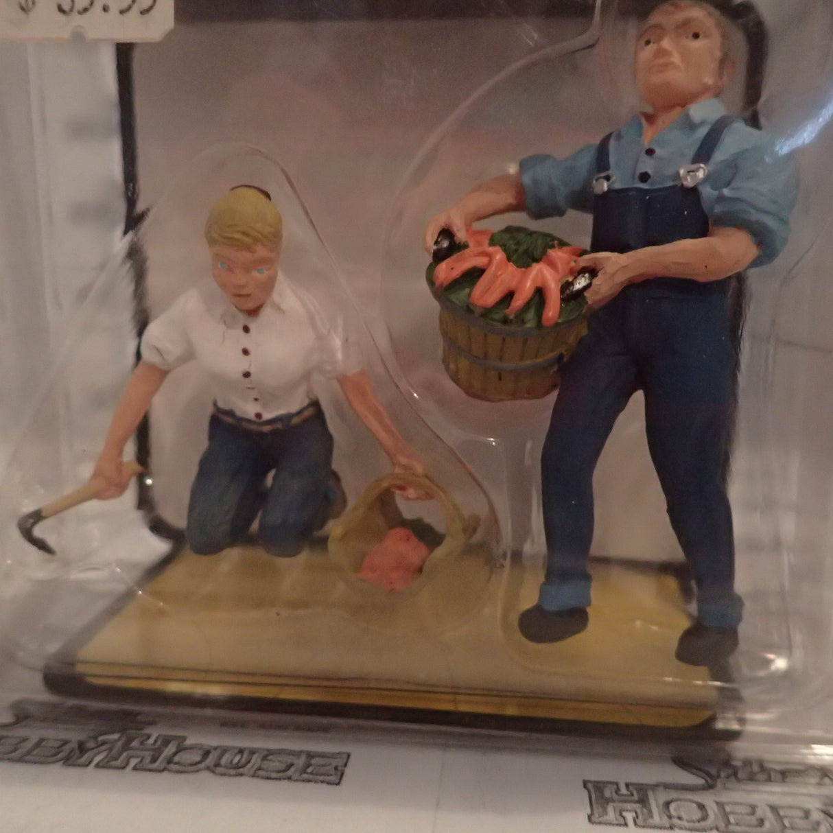 Woodland Scenics - Scenic Accents A2541 - G Scale - Gus and Gertie Gardener Plastic Figures