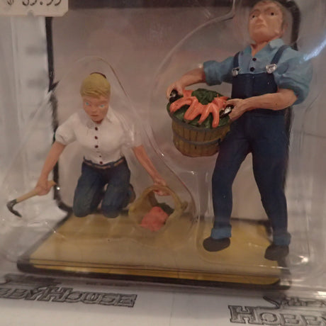 Woodland Scenics - Scenic Accents A2541 - G Scale - Gus and Gertie Gardener Plastic Figures