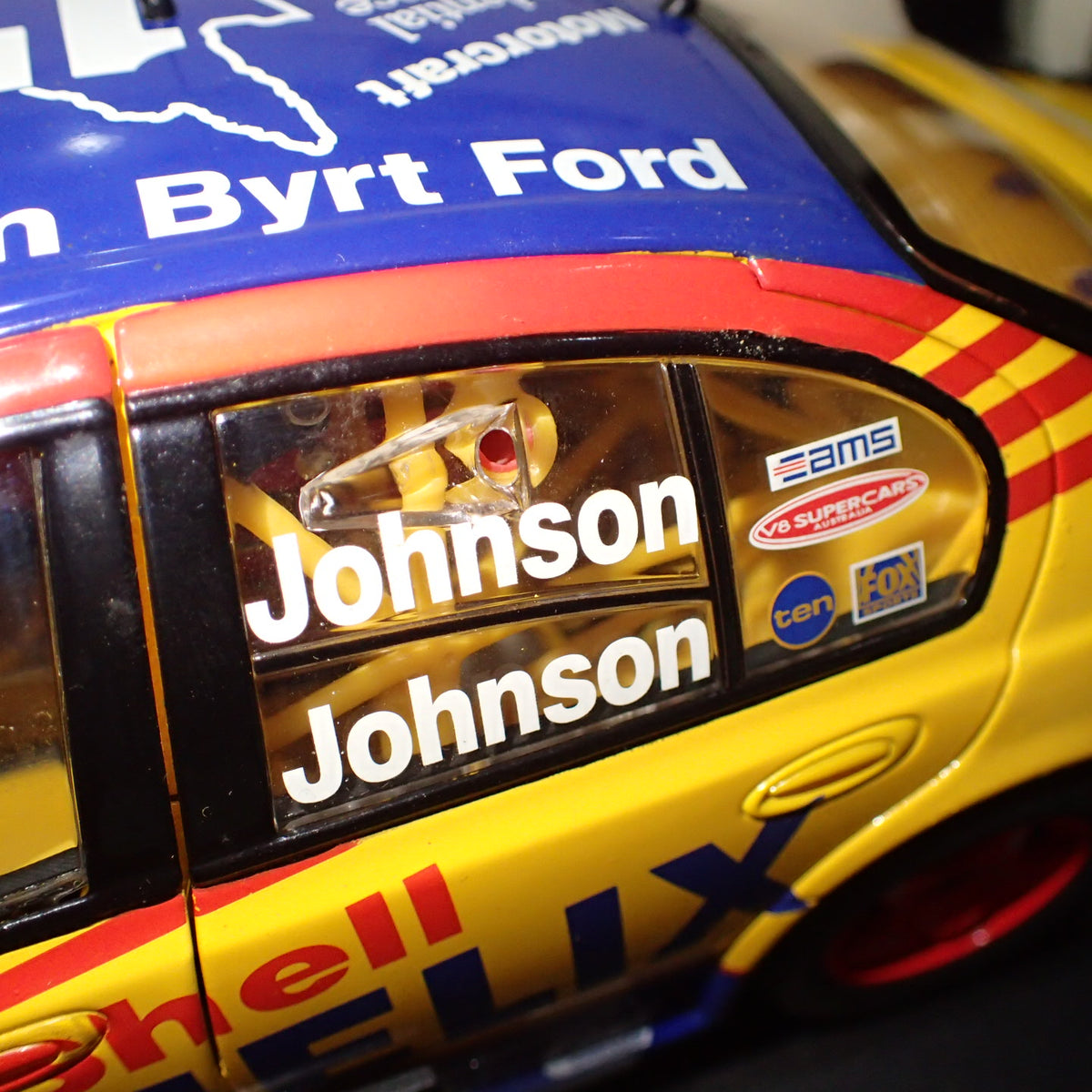 Biante B180101K - 1/18 Scale 2000 #17 DJR Shell Helix Ford AU Falcon QLD 500 Johnson/Johnson