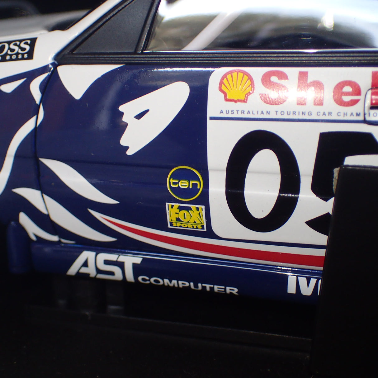 Biante - B180401C 1/18 Scale - The Peter Brock Collection - Holden Racing Team Round 8 Winner Holden VS Commodore - 1997 ATCC #05 Peter Brock Diecast Scale Model Replica