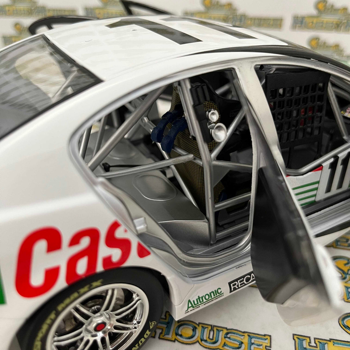 Biante B18R15A - 1/18 Scale - Modern Historics Holden VF Commodore Retrospective 1995 Tooheys 1000 Winner - Drivers: Larry Perkins / Russell Ingall Diecast Model Replica
