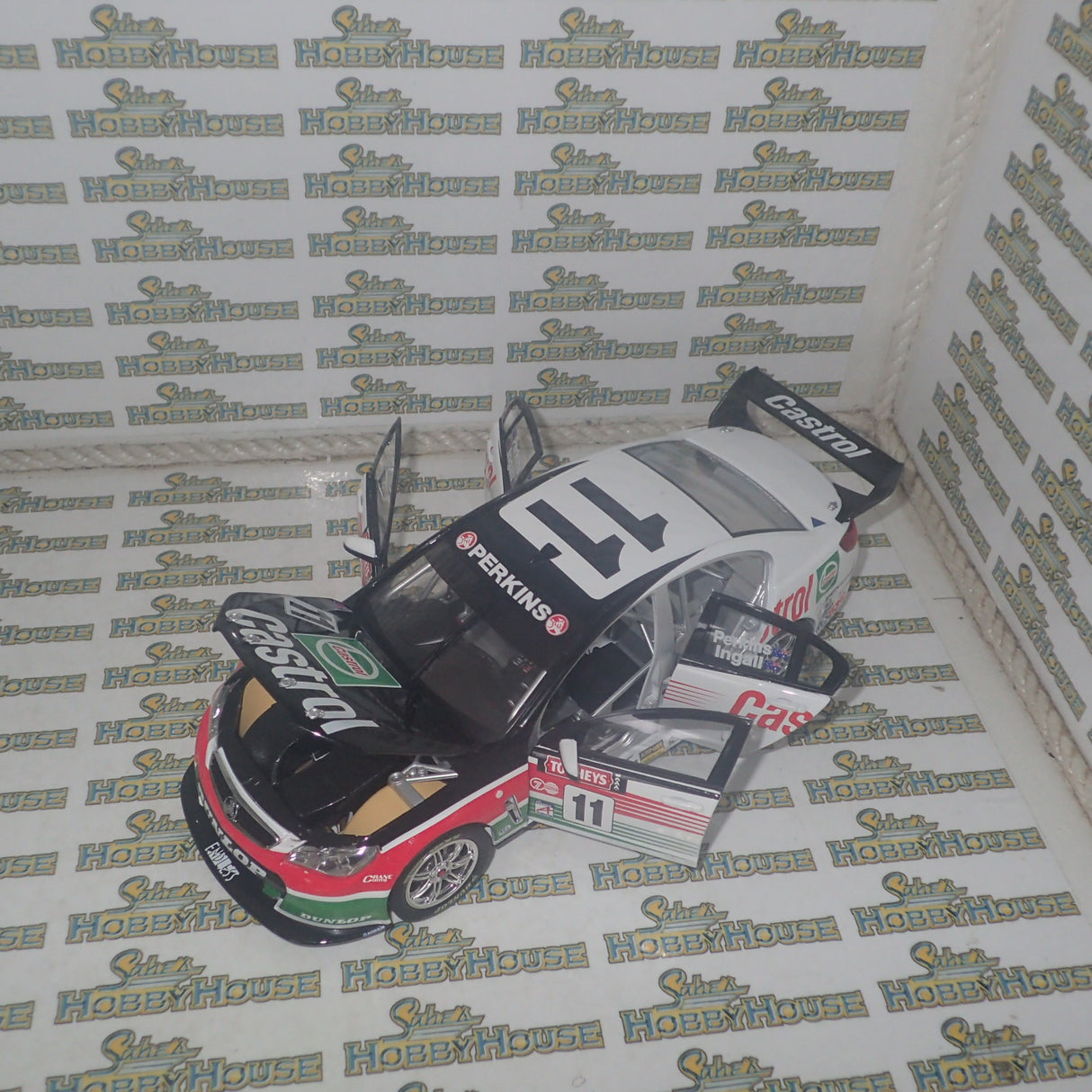 Biante B18R15A - 1/18 Scale - Modern Historics Holden VF Commodore Retrospective 1995 Tooheys 1000 Winner - Drivers: Larry Perkins / Russell Ingall Diecast Model Replica