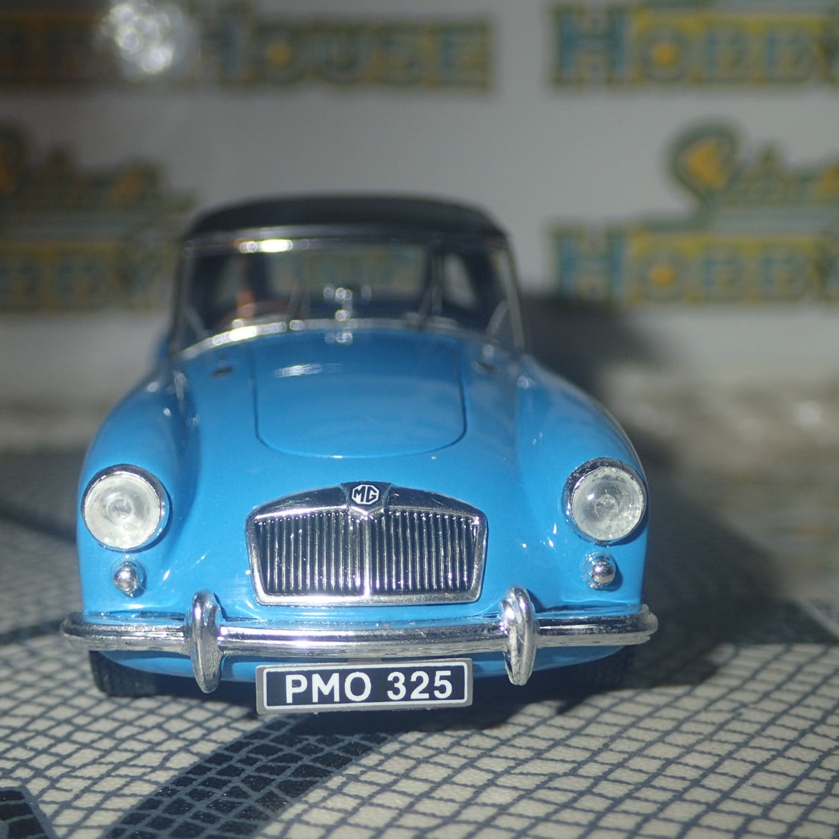 BIZARRE BZ380 - 1/43 MGA TWIN CAM SOFT ROOF 1958 BLUE 