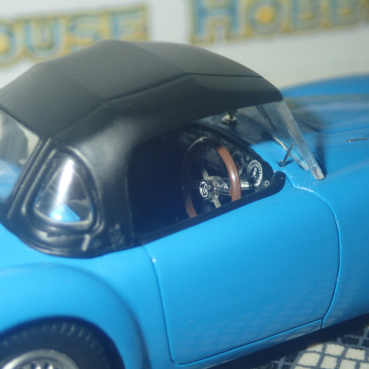 BIZARRE BZ380 - 1/43 MGA TWIN CAM SOFT ROOF 1958 BLUE 