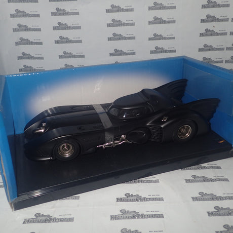 Hot wheels CMC96 - 1:18 Batman Returns Batmobile