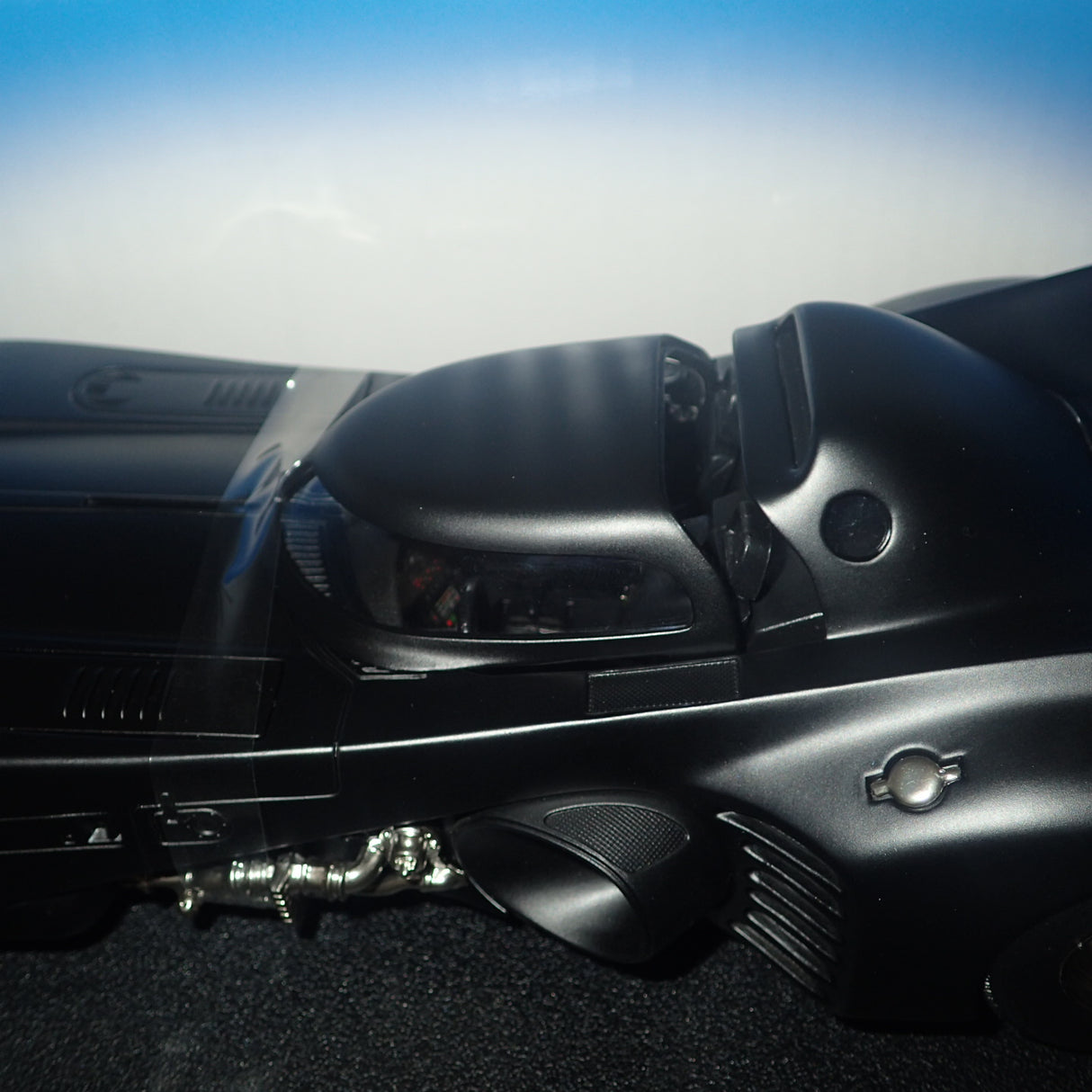 Hot wheels CMC96 - 1:18 Batman Returns Batmobile