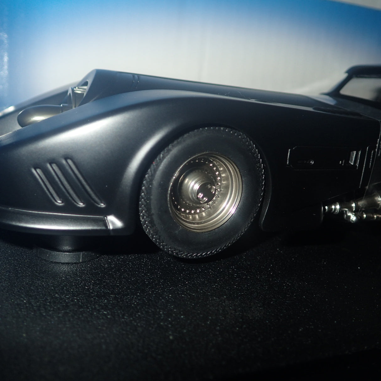 Hot wheels CMC96 - 1:18 Batman Returns Batmobile