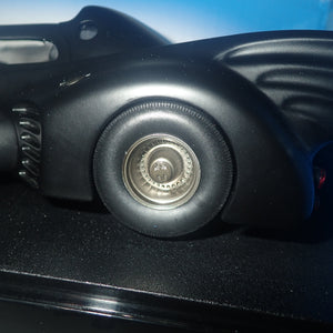 Hot wheels CMC96 - 1:18 Batman Returns Batmobile