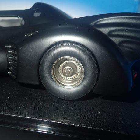 Hot wheels CMC96 - 1:18 Batman Returns Batmobile