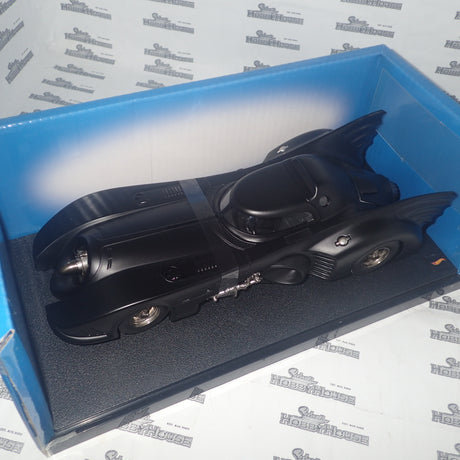 Hot wheels CMC96 - 1:18 Batman Returns Batmobile