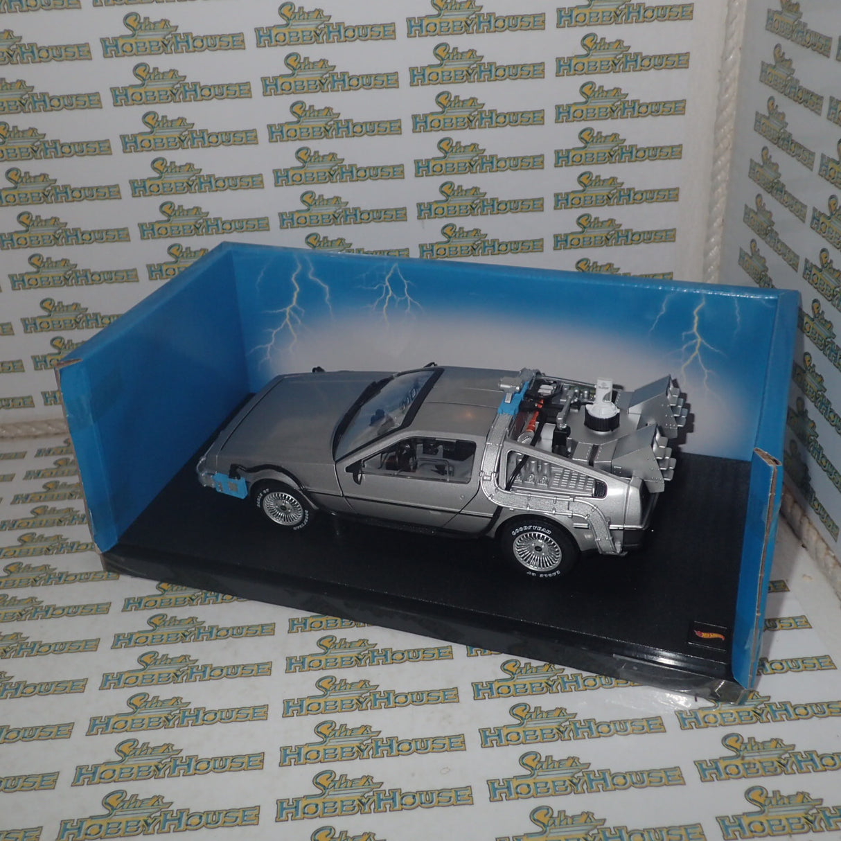 Hot wheels CMC98 - 1/18 Scale - Back to the Future Time Machine with Mr. Fusion Diecast Model Replica