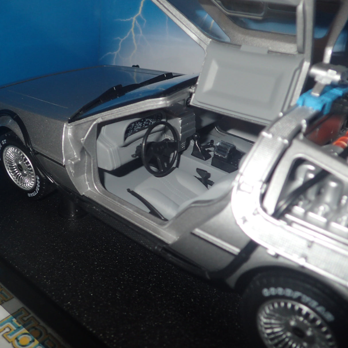 Hot wheels CMC98 - 1/18 Scale - Back to the Future Time Machine with Mr. Fusion Diecast Model Replica