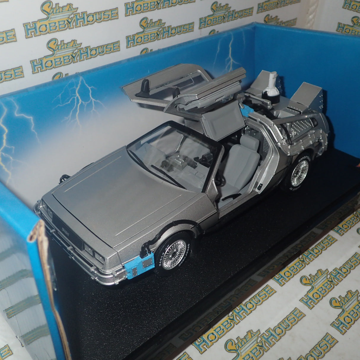 Hot wheels CMC98 - 1/18 Scale - Back to the Future Time Machine with Mr. Fusion Diecast Model Replica