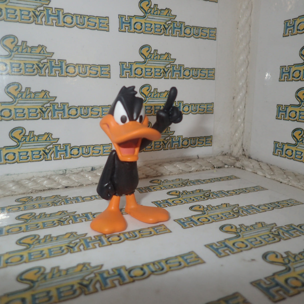 Funko Exclusive DRM171116 DD E – Looney Tunes Daffy Duck 1/6 Vinyl Figure