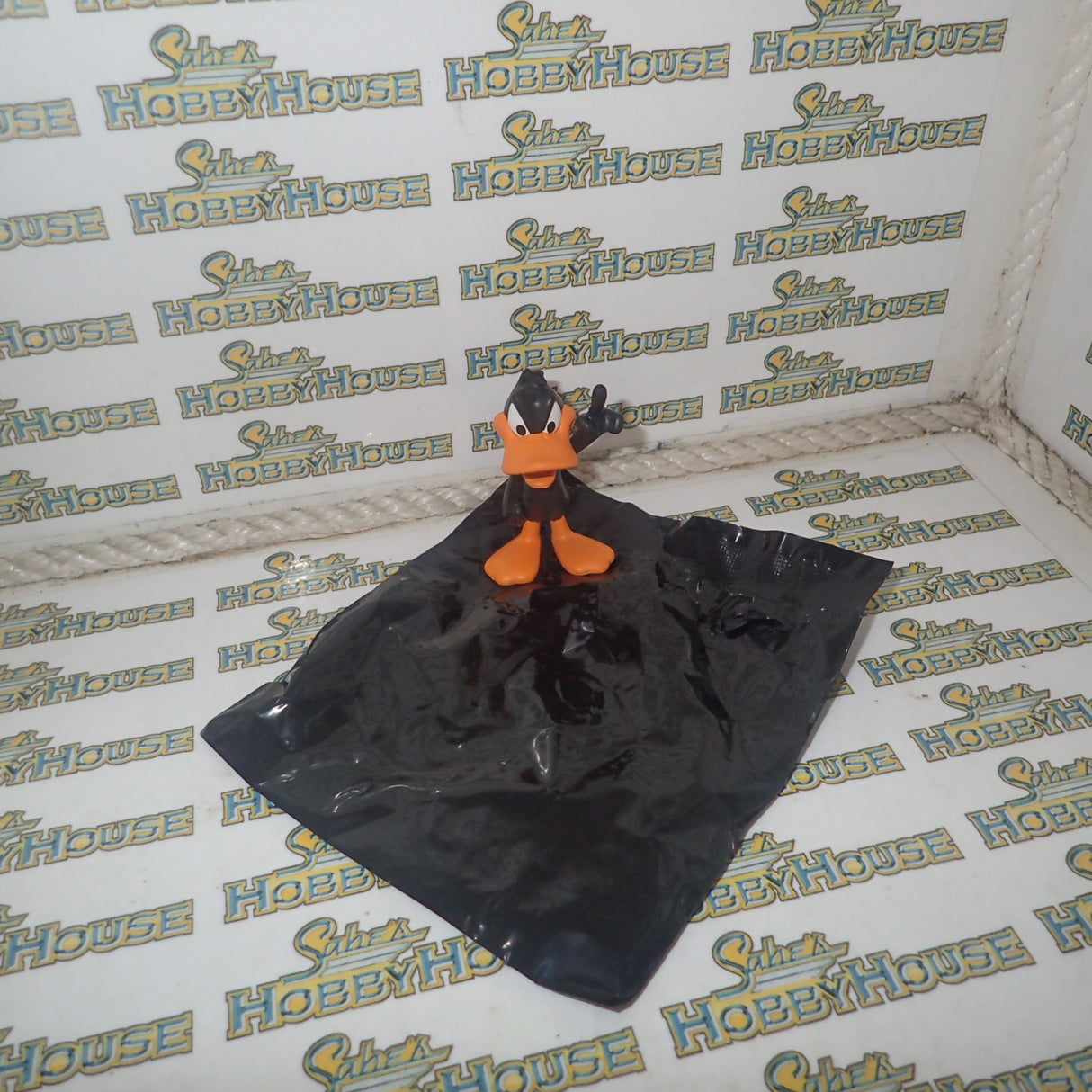 Funko Exclusive DRM171116 DD E – Looney Tunes Daffy Duck 1/6 Vinyl Figure