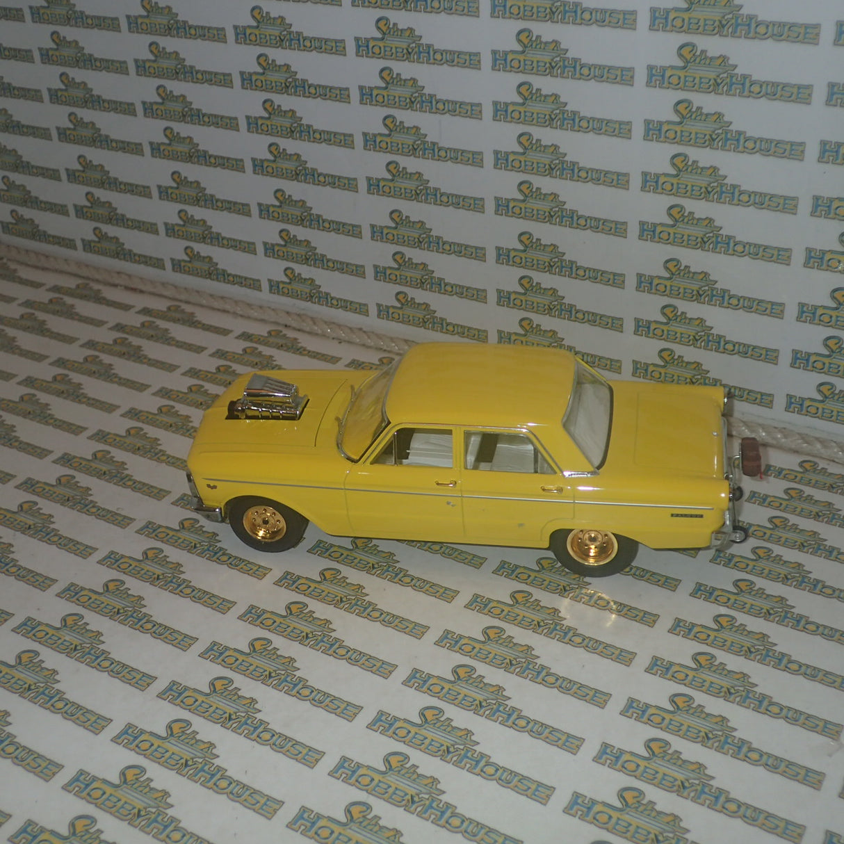 Greenlight DDA004 – 1:18 1965 XP Falcon Sedan Drag with Blown Engine (Sealed Body) Scale Replica