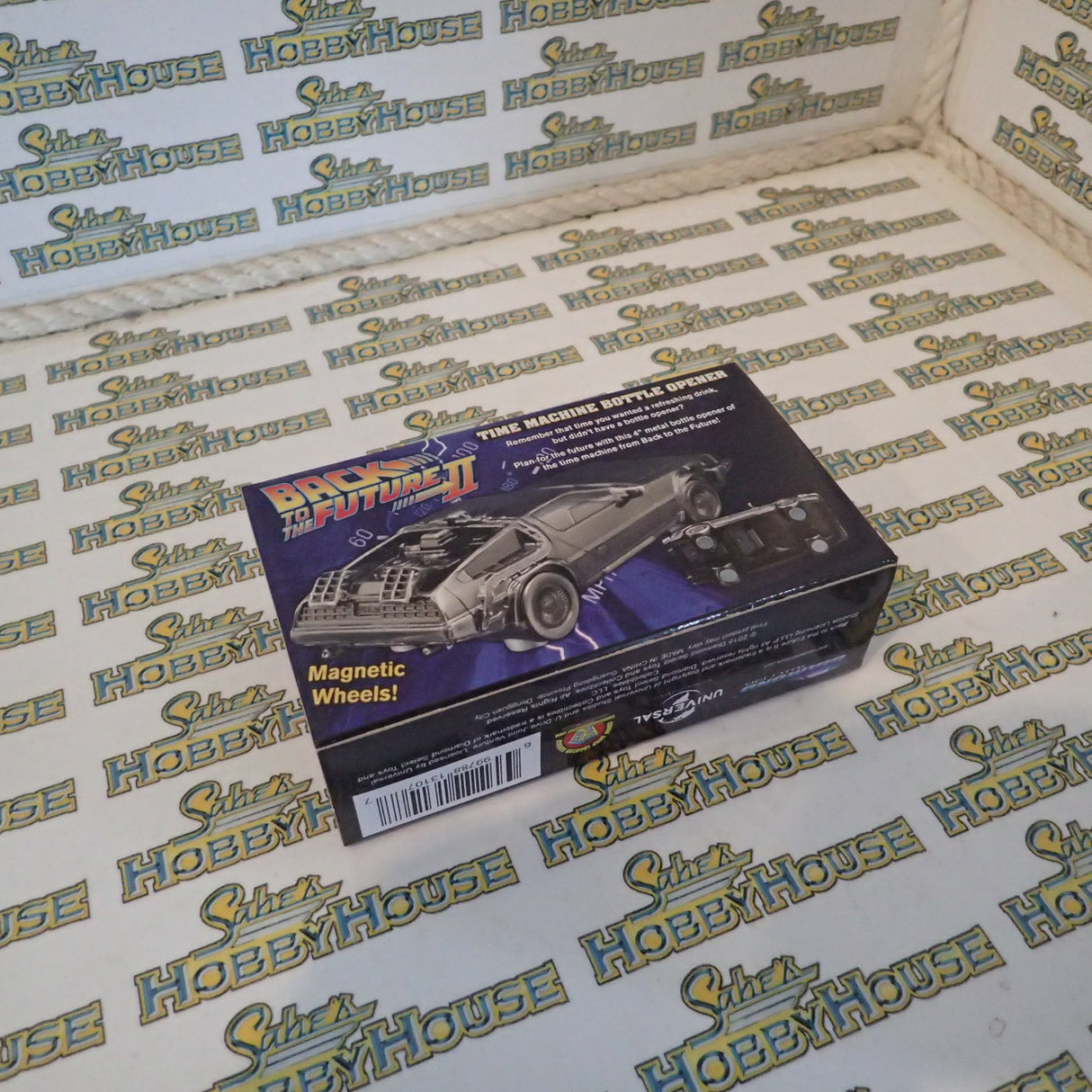 Diamond Select Toys DSTJUN152100 - Back to the Future II - Delorean Time Machine Bottle Opener