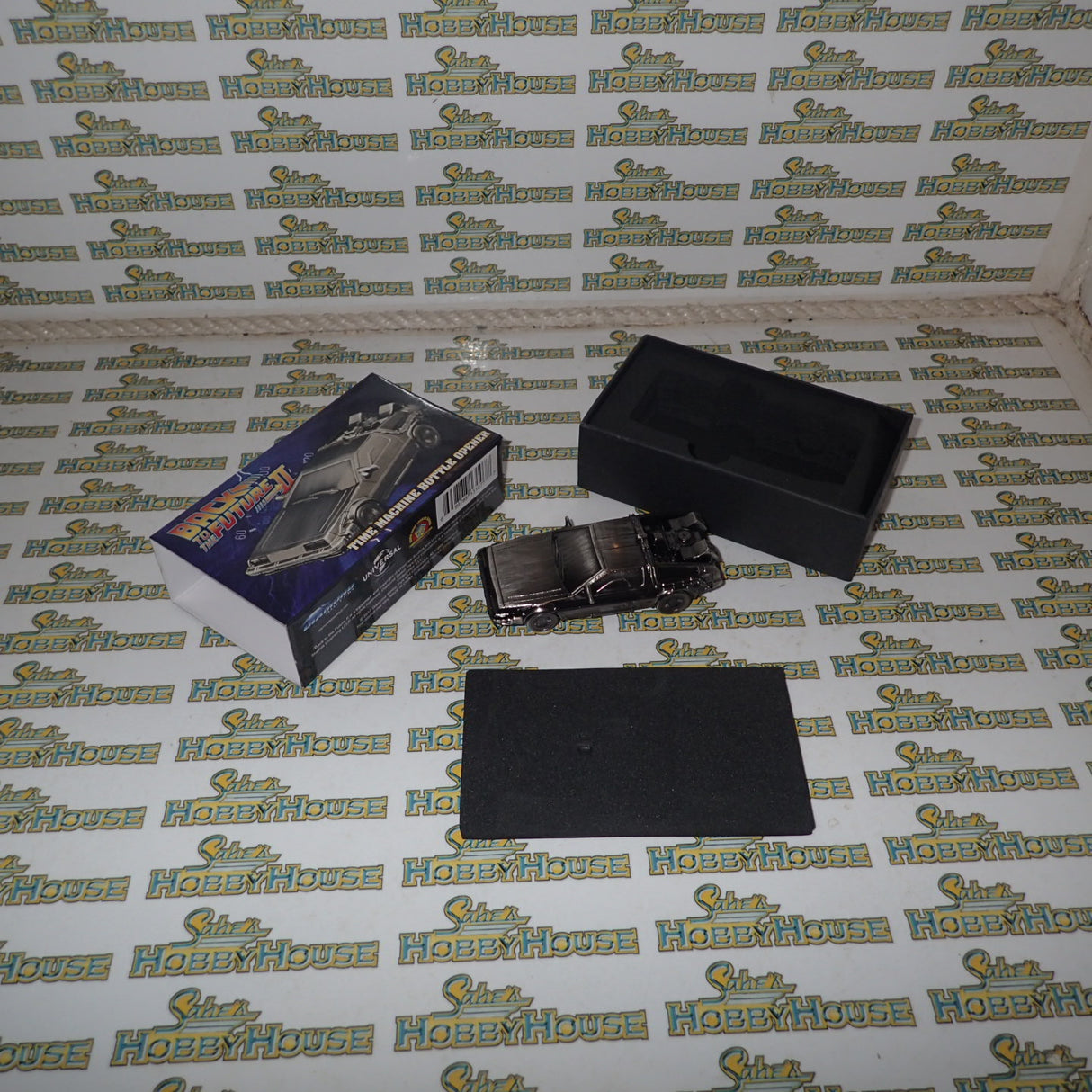 Diamond Select Toys DSTJUN152100 - Back to the Future II - Delorean Time Machine Bottle Opener