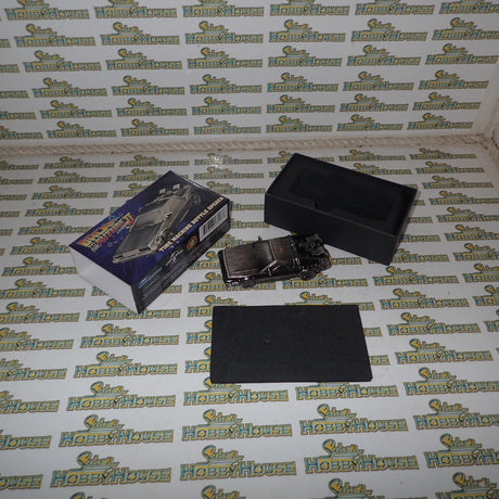 Diamond Select Toys DSTJUN152100 - Back to the Future II - Delorean Time Machine Bottle Opener